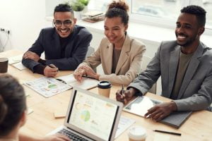 Mesa de reunião com dois homens e uma mulher