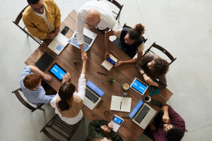 equipe reunida em mesa de trabalho